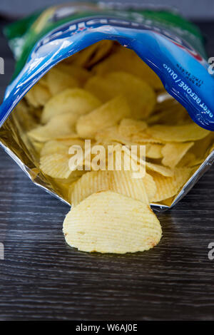 Pacchetto di sale e aceto chips fatte da Bluebird. Il verde e il blu il pacchetto con il pinguino sulla parte anteriore. Marca leader di ripple tagliare trucioli o patatine NZ Foto Stock