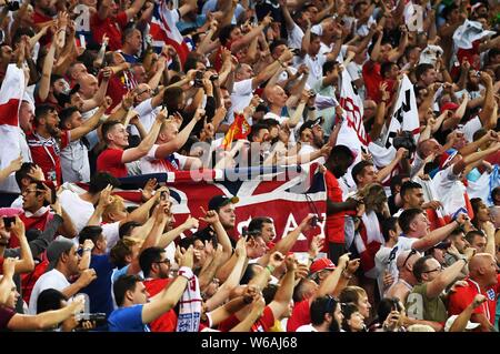 Ventole celebrare dopo l Inghilterra ha sconfitto la Tunisia nel loro gruppo G corrispondere durante il 2018 FIFA World Cup di Volgograd, Russia, 18 giugno 2018. Harry Kane f Foto Stock