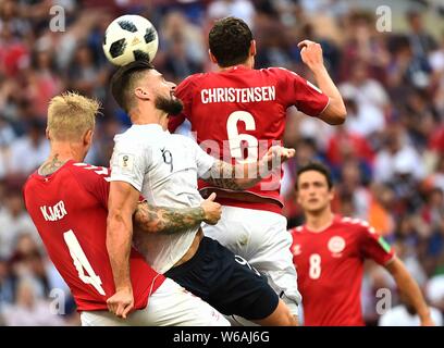Olivier Giroudof Francia, centro capi la sfera contro Simon Kjaer e Andreas Christensen di Danimarca nel loro gruppo C match durante il 2018 FIFA WOR Foto Stock