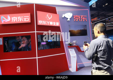 --FILE--un visitatore è visto presso lo stand di cinesi rivenditore online JD.com durante una mostra a Pechino, in Cina, il 29 maggio 2018. Della Cina di e-commerce gia Foto Stock