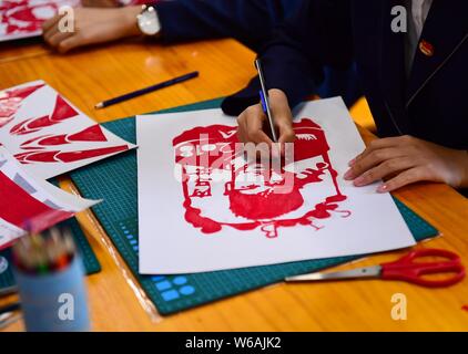 Uno studente di scuola senior scolpisce la carta in un opera d arte del ritratto di calcio brasiliano Neymar giocatore Jr o Neymar per riscaldare il prossimo 2018 Foto Stock