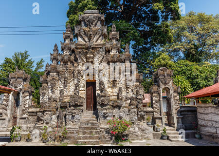 Cancello di ingresso Paduraksa a pura Dalem Segara Madhu o Pura Dalem Jagaraga - una northern Balinese tempio indù. Villaggio Jagaraga, Buleleng, Bali, Indone Foto Stock