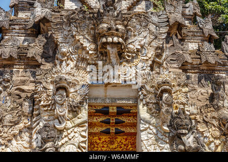 Cancello di ingresso Paduraksa a pura Dalem Segara Madhu o Pura Dalem Jagaraga - una northern Balinese tempio indù. Villaggio Jagaraga, Buleleng, Bali, Indone Foto Stock