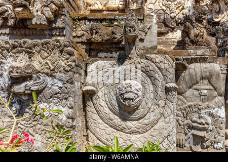 Scultura in pietra a pura Dalem Segara Madhu o Pura Dalem Jagaraga - una northern Balinese tempio indù. Villaggio Jagaraga, Buleleng, Bali, Indonesia. Foto Stock