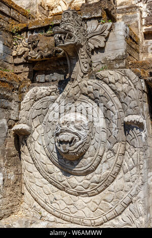 Scultura in pietra a pura Dalem Segara Madhu o Pura Dalem Jagaraga - una northern Balinese tempio indù. Villaggio Jagaraga, Buleleng, Bali, Indonesia. Foto Stock