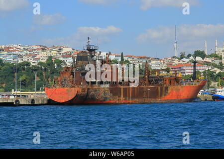 Naufragio bruciato. Vista di una nave bruciata in mare aperto nel porto di Istanbul dopo il salvataggio. Istanbul, Turchia Foto Stock