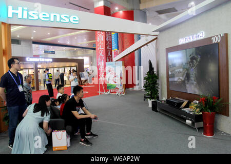 --FILE -- la gente visita lo stand della Hisense durante una mostra nella città di Wuhan, Cina centrale della provincia di Hubei, 19 maggio 2018. Mongolia Interna latte, TV Foto Stock