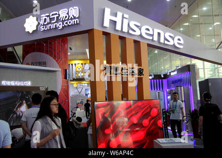 --FILE -- la gente visita lo stand della Hisense durante una mostra nella città di Wuhan, Cina centrale della provincia di Hubei, 18 maggio 2018. Mongolia Interna latte, TV Foto Stock