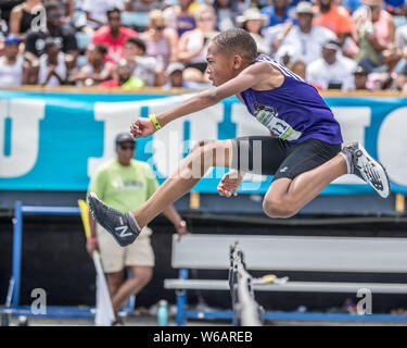 Greensboro, Nord Carolina, Stati Uniti d'America. 31 Luglio, 2019. Quincy Wilson compete nei ragazzi 80 metri ostacoli 11 anni durante il 2019 AAU Junior Giochi Olimpici a BB&T Stadium di Greensboro, Nord Carolina. Prentice C. James/CSM/Alamy Live News Foto Stock