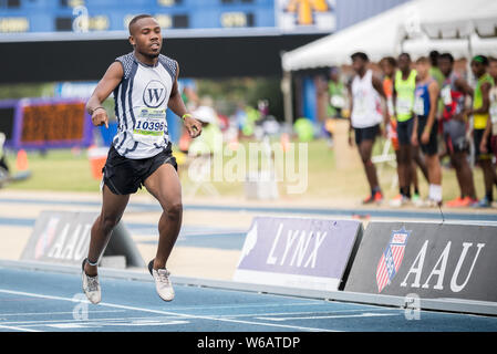 Greensboro, Nord Carolina, Stati Uniti d'America. 31 Luglio, 2019. Ashton O'Conner di Ali via Club compete in uomini 200 Meter Dash 17-18 anni durante il 2019 AAU Junior Giochi Olimpici a BB&T Stadium di Greensboro, Nord Carolina. Prentice C. James/CSM/Alamy Live News Foto Stock