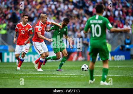 Yury Gazinsky della Russia, sinistra, sfide Daler Kuzyayev di Arabia Saudita nel loro gruppo a corrispondere durante il 2018 FIFA World Cup a Mosca, Russia, 14 J Foto Stock