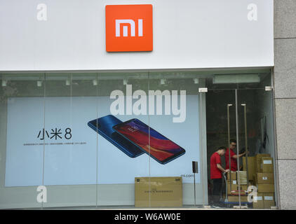 --FILE--Vista di un negozio Xiaomi a Pechino in Cina, 16 giugno 2018. Smartphone Xiaomi gigante per la decisione di rinviare la sua offerta del depositario cinese ri Foto Stock