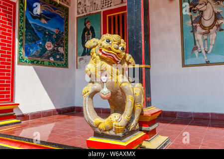 Shishi, guardian lions a Klenteng Ling Gwan Kiong - cinese Tridharma (Buddisti, Taoisti e confuciano) tempio di Singaraja, Buleleng, Bali, Indonesia Foto Stock