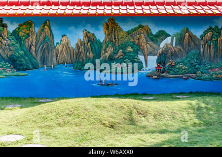 Murales al di fuori di Klenteng Ling Gwan Kiong - vecchio Tridharma Cinese (Buddisti, Taoisti e confuciano) tempio di Singaraja, Buleleng, Bali, Indonesia. Foto Stock