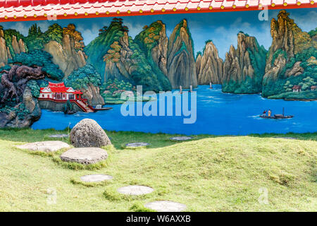 Murales al di fuori di Klenteng Ling Gwan Kiong - vecchio Tridharma Cinese (Buddisti, Taoisti e confuciano) tempio di Singaraja, Buleleng, Bali, Indonesia. Foto Stock