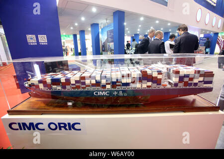 --FILE -- la gente visita lo stand della CIMC (China International Marine Containers (Gruppo) Co., Ltd.) durante una mostra a Shanghai in Cina, 2 Aprile 2014 Foto Stock