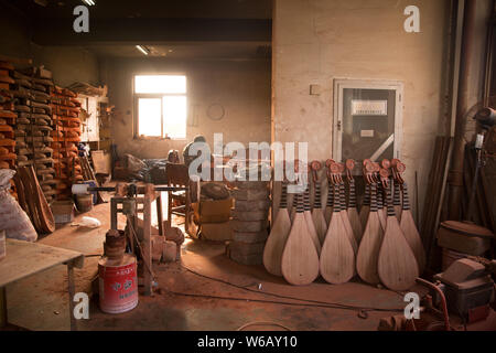 --FILE--Pipa incompiuta, un quattro-cinese a corde dello strumento musicale, realizzata da artigiano cinese Li Zhaolin è visualizzato nel suo studio di Suzhou City, e Foto Stock