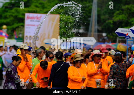 --FILE--persone locali e turisti spruzzare acqua Celebrare i festival Water-Sprinkling su una strada a Luang Prabang, Laos, 16 aprile 2018. Foto Stock