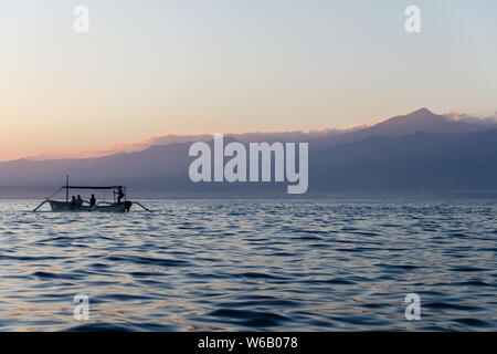 Viste di Sunrise e la mattina le imbarcazioni tradizionali a Lovina. Buleleng Regency, Bali, Indonesia. Foto Stock