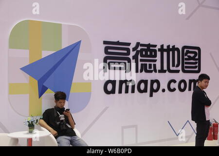 --FILE -- la gente visita lo stand della AutoNavi (amap.com), la mappa cinese e il fornitore di servizi di dati durante il XVII Shanghai International Automobile In Foto Stock