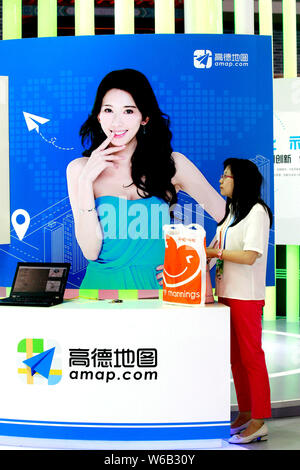 --FILE -- la gente visita lo stand della AutoNavi (amap.com), la mappa cinese e il fornitore di servizi di dati, durante una mostra a Pechino, in Cina, il 28 maggio 2017. Foto Stock