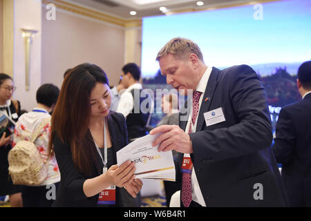 Gli ospiti parla durante la quarta Cina-STATI UNITI I governatori' Forum di Chengdu, a sud-ovest della Cina di provincia di Sichuan, 22 maggio 2018. La quarta la Cina-USA gover Foto Stock