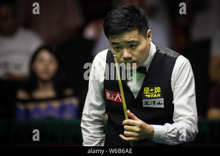 --FILE--Ding Junhui della Cina ritiene un colpo a Li appendere della Cina nel loro quarto di partita finale durante il 2017 Mondo aperto biliardo nel torneo di Yushan Foto Stock