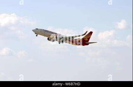 --FILE--un Boeing 737-800 jet di Hainan Airlines del gruppo HNA decolla a Wuhan Tianhe International Airport nella città di Wuhan, Cina centrale di Foto Stock