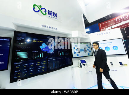--FILE--un visitatore è visto presso lo stand di cinesi online healthcare solutions platform abbiamo medico, il quale è supportato da Tencent Holdings, durante le quattro Foto Stock