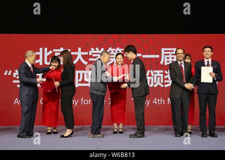 Le persone che frequentano la cerimonia il centoventesimo anniversario della Università di Pechino presso l Università di Pechino Khoo Teck Puat palestra a Pechino in Cina, 4 M Foto Stock