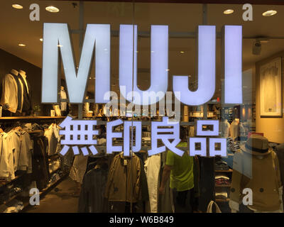 --FILE--i clienti a fare acquisti in un negozio di Muji nella città di Wuhan, Cina centrale della provincia di Hubei, 5 maggio 2018. Vendita al dettaglio giapponese azienda Muji (Shanghai) ha bee Foto Stock