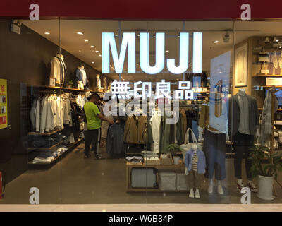 --FILE--i clienti a fare acquisti in un negozio di Muji nella città di Wuhan, Cina centrale della provincia di Hubei, 5 maggio 2018. Vendita al dettaglio giapponese azienda Muji (Shanghai) ha bee Foto Stock