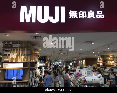 --FILE--i clienti a fare acquisti in un negozio di Muji nella città di Wuhan, Cina centrale della provincia di Hubei, 5 maggio 2018. Vendita al dettaglio giapponese azienda Muji (Shanghai) ha bee Foto Stock