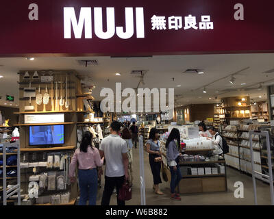 --FILE--i clienti a fare acquisti in un negozio di Muji nella città di Wuhan, Cina centrale della provincia di Hubei, 5 maggio 2018. Vendita al dettaglio giapponese azienda Muji (Shanghai) ha bee Foto Stock