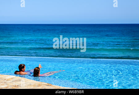 Pedalando sulle bici e con pneumatici grassi sulla spiaggia Foto Stock