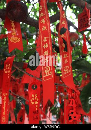 Benedizioni scritto da genitori cinesi nella preghiera i loro figli per buona fortuna nel prossimo collegio nazionale esame di ammissione, noto anche come gaokao, sono Foto Stock