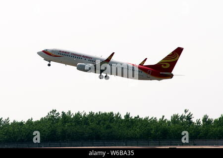 --FILE--un Boeing 737-800 jet di Hainan Airlines del gruppo HNA decolla a Wuhan Tianhe International Airport nella città di Wuhan, Cina centrale di Foto Stock