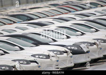 --FILE--auto importate sono rivestite fino al porto di Qingdao nella città di Qingdao, Cina orientale della provincia di Shandong, 28 maggio 2016. La Cina sarà tagliato tariffa di importazione Foto Stock