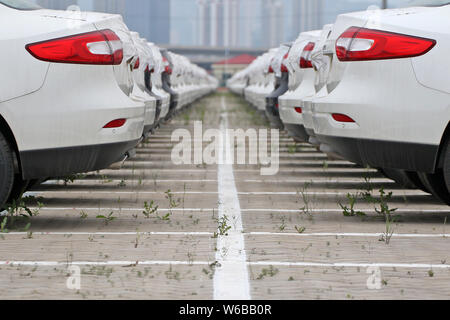 --FILE--auto importate sono rivestite fino al porto di Qingdao nella città di Qingdao, Cina orientale della provincia di Shandong, 28 maggio 2016. La Cina sarà tagliato tariffa di importazione Foto Stock