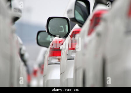 --FILE--auto importate sono rivestite fino al porto di Qingdao nella città di Qingdao, Cina orientale della provincia di Shandong, 28 maggio 2016. La Cina sarà tagliato tariffa di importazione Foto Stock