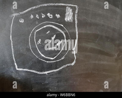 Disegno di una macchina di lavaggio su una lavagna. Disegno realizzato da bambino. Foto Stock