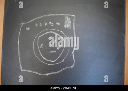 Disegno di una macchina di lavaggio su una lavagna. Disegno realizzato da bambino. Foto Stock