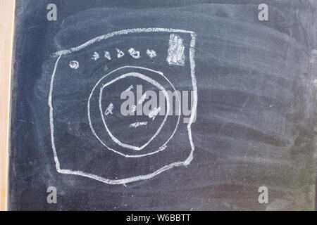 Disegno di una macchina di lavaggio su una lavagna. Disegno realizzato da bambino. Foto Stock