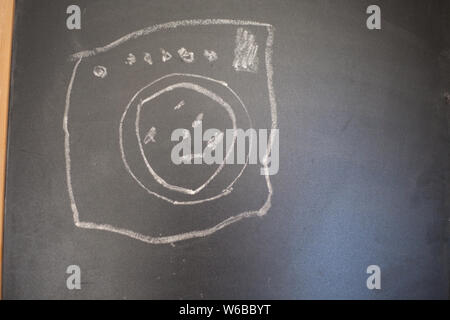 Disegno di una macchina di lavaggio su una lavagna. Disegno realizzato da bambino. Foto Stock