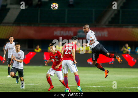 Calcio ecuadoriana player Jaime Ayovi, superiore di Pechino Renhe capi la palla per effettuare un sorpasso contro giocatori di Henan Jianye nel loro decimo round match Foto Stock