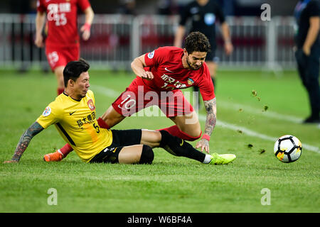 Zhang Linpeng, a sinistra della Cina in Guangzhou Evergrande Taobao sfide di calcio brasiliano giocatore Alexandre Rodrigues da Silva, noto come Pato, della Cina Foto Stock