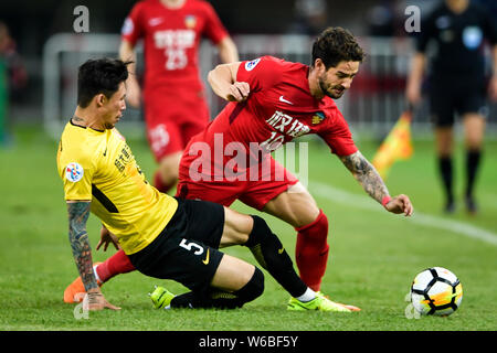 Zhang Linpeng, a sinistra della Cina in Guangzhou Evergrande Taobao sfide di calcio brasiliano giocatore Alexandre Rodrigues da Silva, noto come Pato, della Cina Foto Stock