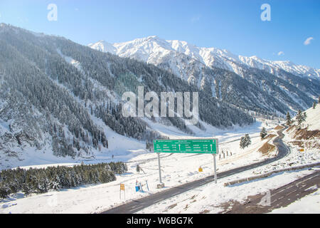 Pietra miliare cartello sulla strada strada tra Srinagar e Ladakh a DrassMilestone cartello sulla strada strada tra Srinagar e Ladakh a DRA Foto Stock