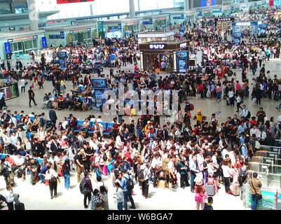 Passeggeri attendere per loro convogli durante la tre giorni di maggio giornata di lavoro o di giorni di vacanza a Xi'an stazione ferroviaria nord in Xi'an City, a nord-ovest della Cina di Foto Stock