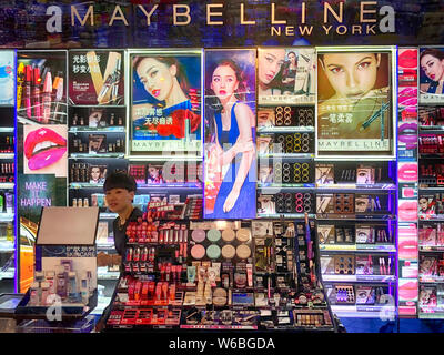 --FILE--Maybelline cosmetici e make-up sono in vendita in un supermercato a Shanghai in Cina, 3 novembre 2017. Kantar Worldpanel di ultima classifica indic Foto Stock